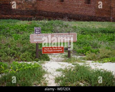 Segni al di fuori Fort Jefferson presso il parco nazionale di Dry Tortugas, Florida. Foto Stock