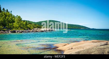 Vista da rocce lungo il sotto il Vulcano Trail sulla bellissima costa rocciosa del Lago Superiore al Neys Provincial Park, Ontario, Canada Foto Stock