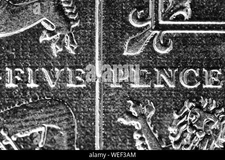 Primo piano del lato inverso del 2008 cinque pence coin che mostra un segmento del Royal scudo progettata da Matthew Dent Foto Stock