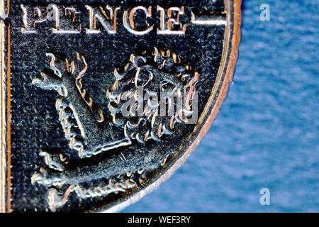 Primo piano del lato inverso del 2008 cinque pence coin che mostra un segmento del Royal scudo progettata da Matthew Dent Foto Stock