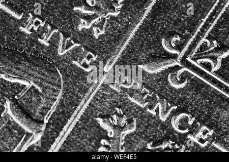 Primo piano del lato inverso del 2008 cinque pence coin che mostra un segmento del Royal scudo progettata da Matthew Dent Foto Stock