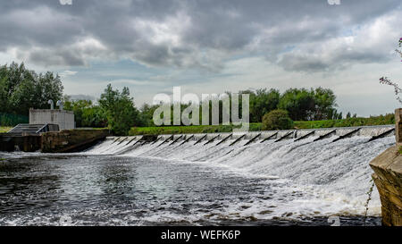 Aldwarke Weir al lavaggio, Rotherham,South Yorkshire. Foto Stock