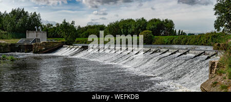 Aldwarke Weir al lavaggio, Rotherham,South Yorkshire. Foto Stock