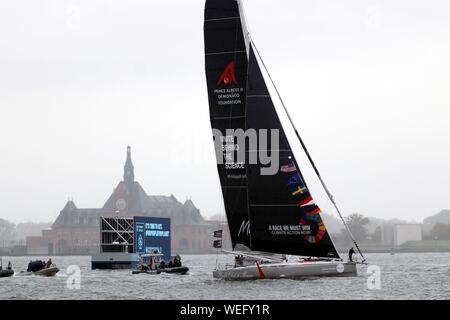 Il carbonio produca floating billboard saluta Greta Thunberg dell'arrivo, New York, Stati Uniti d'America Foto Stock