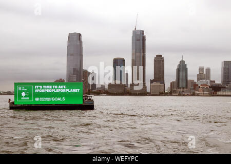 Il carbonio produca floating billboard saluta Greta Thunberg dell'arrivo, New York, Stati Uniti d'America Foto Stock