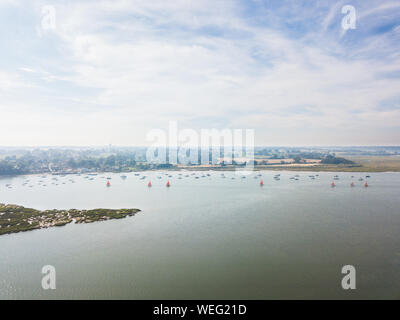 Vista aerea del Fiume Deben con una selezione di diverse barche a vela godendo le estati giorno Foto Stock