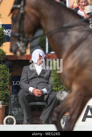 Il 30 agosto 2019, Bassa Sassonia, Luhmühlen: sport equestri, eventing, campionato europeo: un torneo helper si raffredda con un panno. Foto: Friso Gentsch/dpa Foto Stock