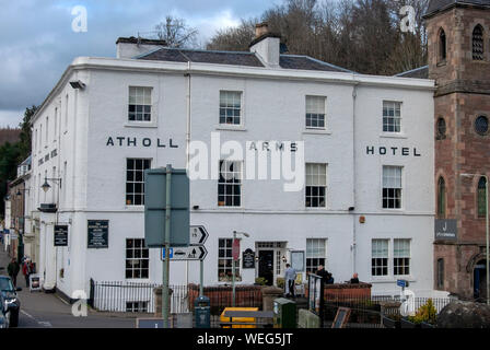 La Atholl Arms Hotel Tay Terrazza facciata fiume Tay Dunkeld Perthshire Scozia Regno Unito vista esterna 1833 dipinte di bianco ristorante bar eatery d Foto Stock