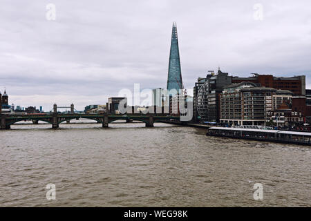 London's grattacielo Shard affacciato sul fiume Tamigi Foto Stock