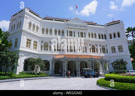 SINGAPORE -23 agosto 2019- Vista del caratteristico stile coloniale Raffles Hotel, un famoso hotel di lusso nel quartiere civico di Singapore ha aperto nel 1887 e reo Foto Stock