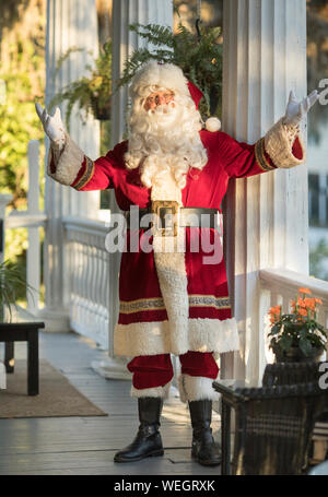 A piena lunghezza ritratto della tradizionale Santa Claus Foto Stock