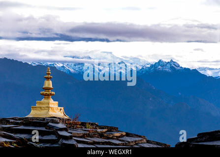 Gli stupa (chortens) e montagne a Dochu La, il mountain pass tra Thimphu e centrale e a est il Bhutan Foto Stock