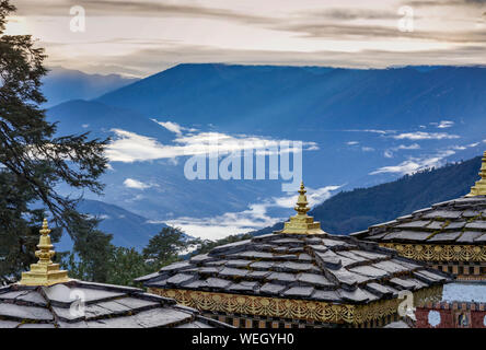 Gli stupa (chortens) e montagne a Dochu La, il mountain pass tra Thimphu e centrale e a est il Bhutan Foto Stock