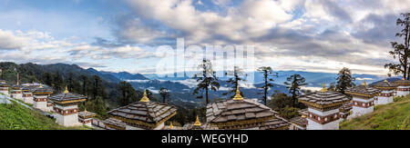 Gli stupa (chortens) e montagne a Dochu La, il mountain pass tra Thimphu e centrale e a est il Bhutan, panorama Foto Stock