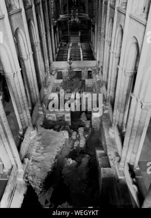 EXCAVACIONES ARQUEOLOGICAS EN EL INTERIOR DE LA CATEDRAL CON RISTORANTI DE LA NECROPOLI HISPANO ROMANA SUEVICA Y Y DE LA IGLESIA DE ALFONSO III EL MAGNO. Posizione: CATEDRAL-interno. SANTIAGO DE COMPOSTELA. La Coruña. Spagna. Foto Stock