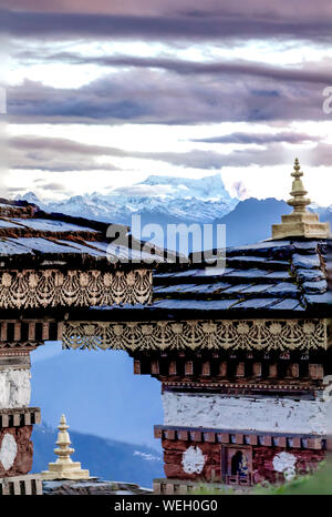 Gli stupa (chortens) e montagne a Dochu La, il mountain pass tra Thimphu e centrale e a est il Bhutan Foto Stock