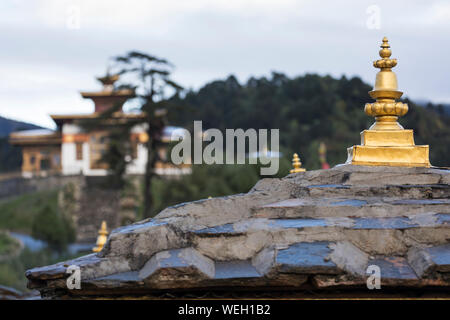 Gli stupa (chortens) e montagne a Dochu La, il mountain pass tra Thimphu e centrale e a est il Bhutan Foto Stock