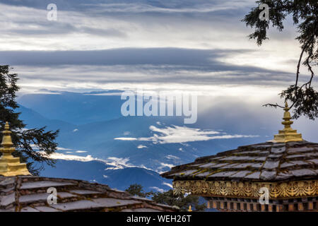 Gli stupa (chortens) e montagne a Dochu La, il mountain pass tra Thimphu e centrale e a est il Bhutan Foto Stock