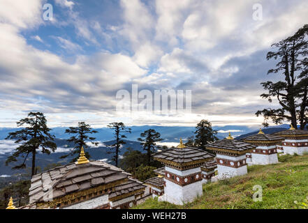 Gli stupa (chortens) e montagne a Dochu La, il mountain pass tra Thimphu e centrale e a est il Bhutan Foto Stock