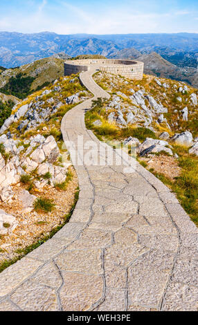 Punto di vista su Monte Lovcen al principe Mausoleo Njegos Foto Stock