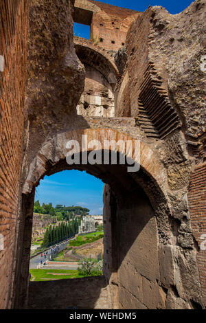 Roma, Italia - Aprile 2018: l'Arco di Tito e la Via Sacra visto dal Colosseo Foto Stock