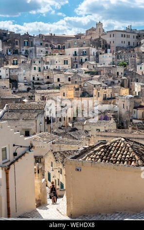 Guardando oltre la città di Matera, Basilicata Italia Meridionale Foto Stock