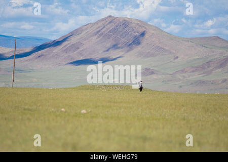 Il kazako eagle hunter a cavallo nella steppa Mongola Foto Stock