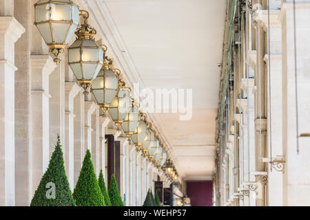 Luci e colonne al di fuori Le Meurice hotel su rue de Rivoli, Paris, Francia Foto Stock