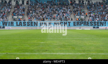 Chemnitz, Germania. Il 30 agosto, 2019. Calcio: 3 lega, Chemnitzer FC - TSV 1860 Monaco di Baviera, settima giornata, nello stadio di Gellertstraße. Un banner con la scritta 'che non ci lasceremo ricattare!' è appeso sul Chenitzer blocco della ventola. Credito: Robert Michael/dpa-Zentralbild/dpa - NOTA IMPORTANTE: In conformità con i requisiti del DFL Deutsche Fußball Liga o la DFB Deutscher Fußball-Bund, è vietato utilizzare o hanno utilizzato fotografie scattate allo stadio e/o la partita in forma di sequenza di immagini e/o video-come sequenze di foto./dpa/Alamy Live News Foto Stock