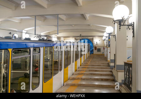 La Funicolare, costruita nel 1928, che corre tra Piazza Fuga stazione e Augusteo a Piazzetta Duca d'Aosta, Napoli, Italia. Foto Stock