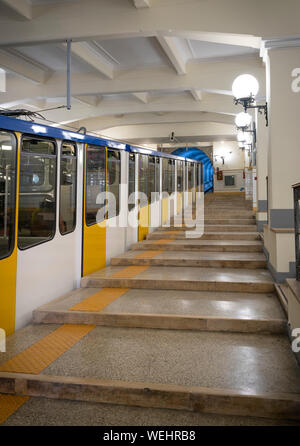 La Funicolare, costruita nel 1928, che corre tra Piazza Fuga stazione e Augusteo a Piazzetta Duca d'Aosta, Napoli, Italia. Foto Stock