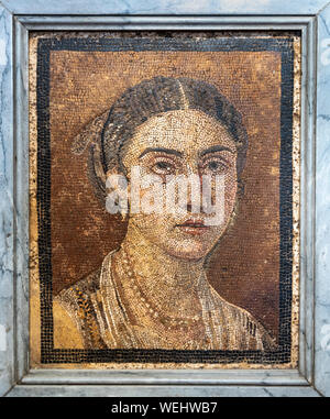 Muro Romano mosaico da Pompei raffigurante una giovane donna romana. ora al Museo Nazionale Archeologico di Napoli. Napoli, Italia Foto Stock