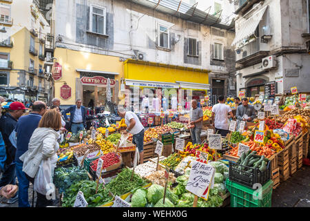Bancarelle di frutta e verdura del mercato sulla via Pignasecca sul bordo settentrionale dei Quartieri Spagnoli, Quartieri Spagnoli, Napoli, Italia. Foto Stock