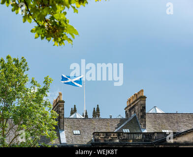 Si intraversa scozzese bandiera casamenti sopra i tetti sulla giornata soleggiata con cielo blu, Edimburgo, Scozia, Regno Unito Foto Stock