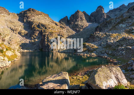 Scary lago in montagna Rila, Bulgaria Foto Stock