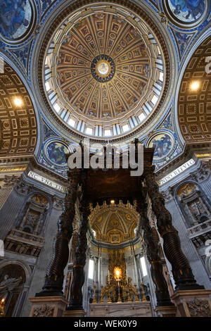 Interno della Basilica Papale di San Pietro Vaticano: coro con Bernini baldacchino altare sotto la cupola principale Foto Stock