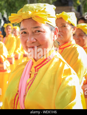 Londra, Regno Unito. 30 agosto 2019. Una goup di batteristi in vita in costumi luminosi pratica la loro routine. I professionisti del movimento spirituale Falun Gong (noto anche come Falun Dafa) riempiono la Piazza del Parlamento e le aree circostanti e partecipano a una pratica di massa delle loro competenze. I partecipanti sono venuti da tutta Europa in vista di una conferenza che si terrà domani a Londra. Credit: Imageplotter/Alamy Live News Foto Stock