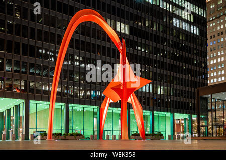 Chicago, Stati Uniti d'America Agosto 27, 2019: Flamingo arte scultura in Downtown Loop durante la notte. Strade di Illinois. Foto Stock