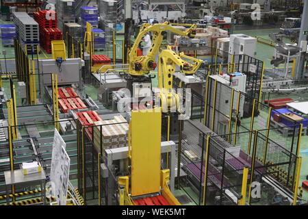 Alicante, Spagna - bracci robot lavora nella fabbrica di scatole di imballaggio di cioccolatini in Valor la fabbrica di cioccolato Foto Stock