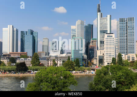 Frankfurt am Main skyline, grattacieli del quartiere finanziario e del fiume Main, Hesse, Germania Foto Stock