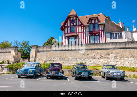 La Rochelle, Francia - 13 Maggio 2019: Vintage car show Les 60 Ans de la Floride Renault a La Rochelle, Francia Foto Stock