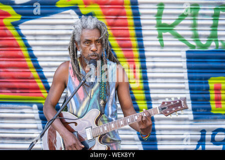 Londra, UK, 25 agosto 2019.Il colore dei Caraibi arriva a ovest di Londra come carnevale di Notting Hill entra in pieno svolgimento con centinaia di migliaia di persone che unisce il Foto Stock