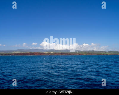 Vista della sponda sud su Kauai dall'oceano. Preso da un avvistamento di balene di viaggio. Foto Stock