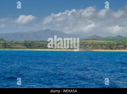 Vista della sponda sud su Kauai dall'oceano. Preso da un avvistamento di balene di viaggio. Foto Stock