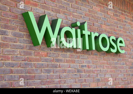 Banstead, Surrey, UK - segnaletica esterna del supermercato Waitrose sulla parete di mattoni durante il giorno 2019 Foto Stock