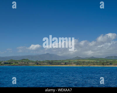 Vista della sponda sud su Kauai dall'oceano. Preso da un avvistamento di balene di viaggio. Foto Stock
