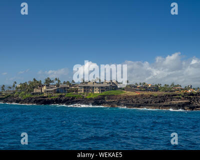 Vista della sponda sud su Kauai dall'oceano. Preso da un avvistamento di balene di viaggio. Foto Stock