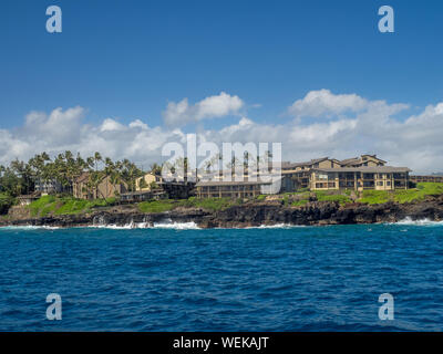 Vista della sponda sud su Kauai dall'oceano. Preso da un avvistamento di balene di viaggio. Foto Stock