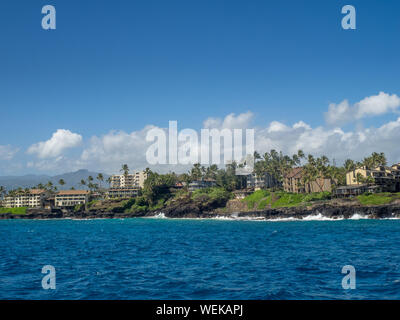 Vista della sponda sud su Kauai dall'oceano. Preso da un avvistamento di balene di viaggio. Foto Stock