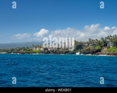 Vista della sponda sud su Kauai dall'oceano. Preso da un avvistamento di balene di viaggio. Foto Stock
